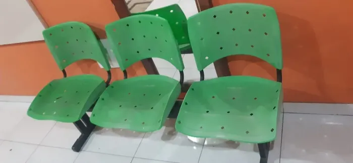 Cadeiras de de ferro com assento plástico cor verde