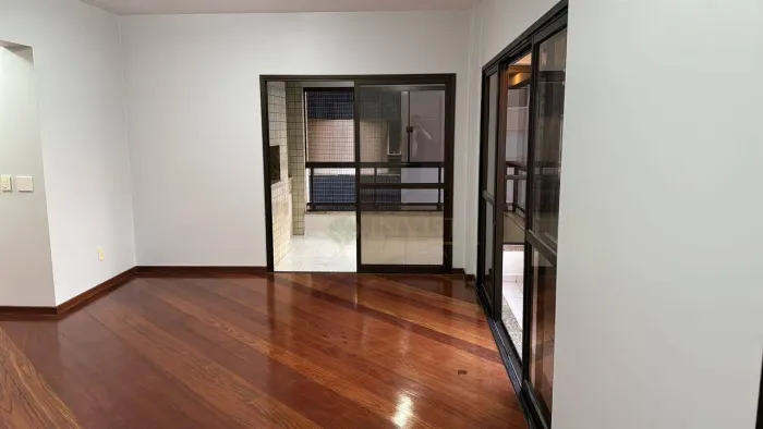 Apartamento com 4 quartos próximo ao Beiramar Shopping em Florianópolis.