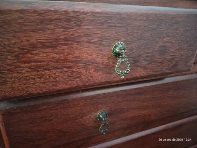 Vendo cômoda de sucupira de 5 gavetas grandes e 2 pequenas. 94 de comprimento por 1M 12 c