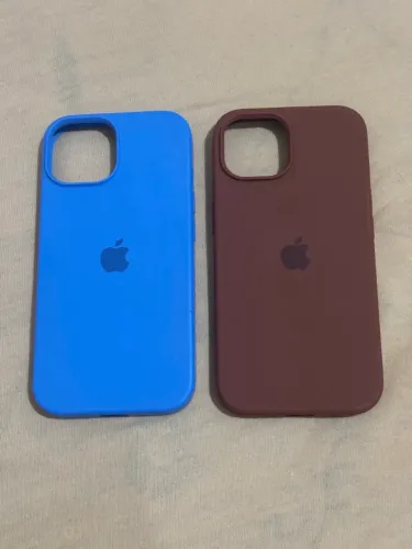 Capa de silicone azul e marrom para iPhone 15