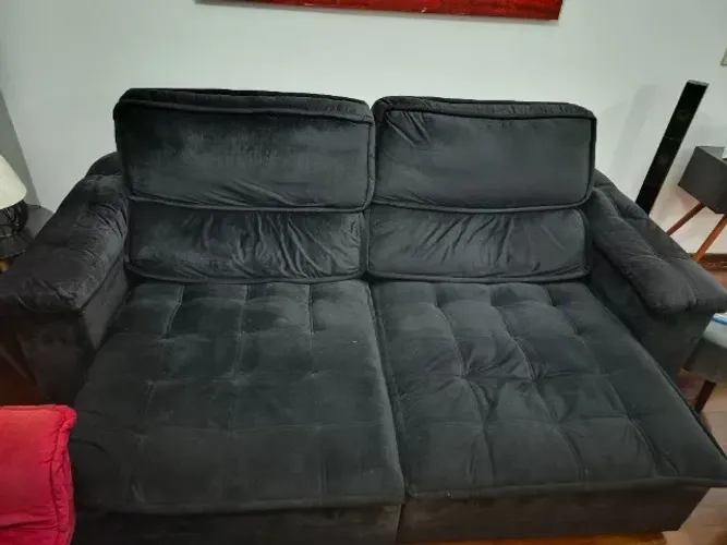 sofá retrátil preto de 4 lugares em boa condição. 