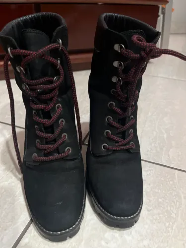 Bota preta, cano curto, tamanho 35