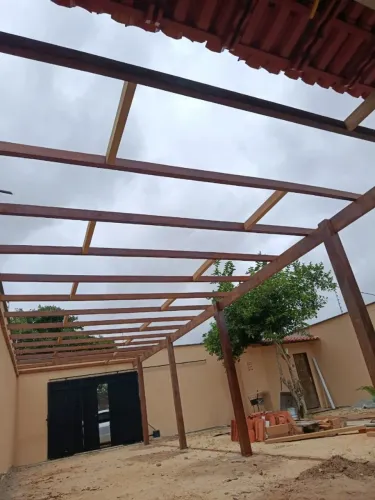Deixe sua área mais aconchegante com pergolado de madeira