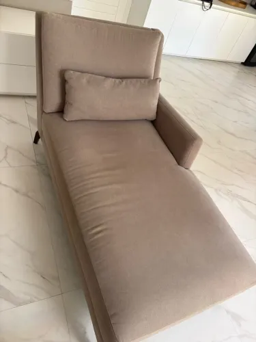 Chaise em tecido cinza