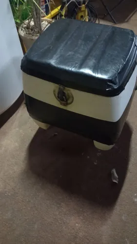 Baú moto com suporte estava numa bross