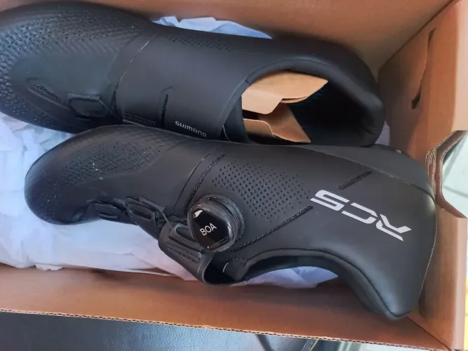 sapatilha de ciclismo Shimano RC503 na cor preta.