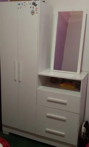 Vende-se cama e cômoda c/ cabideiro e espelho 