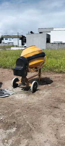 Vende-se telhas para tapume e betoneira