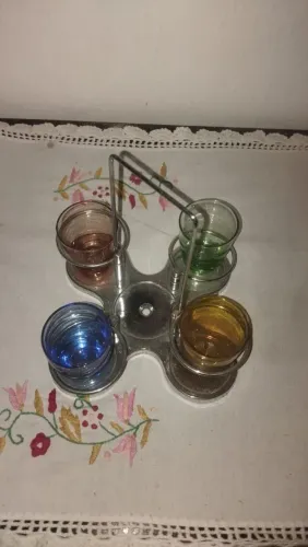 Suporte com quatro copos de drink