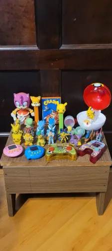 Vendo lote bonecos Pokémon/Mini jogos 5 funcionando