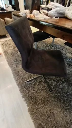 Cadeiras giratórias estofadas com base inox