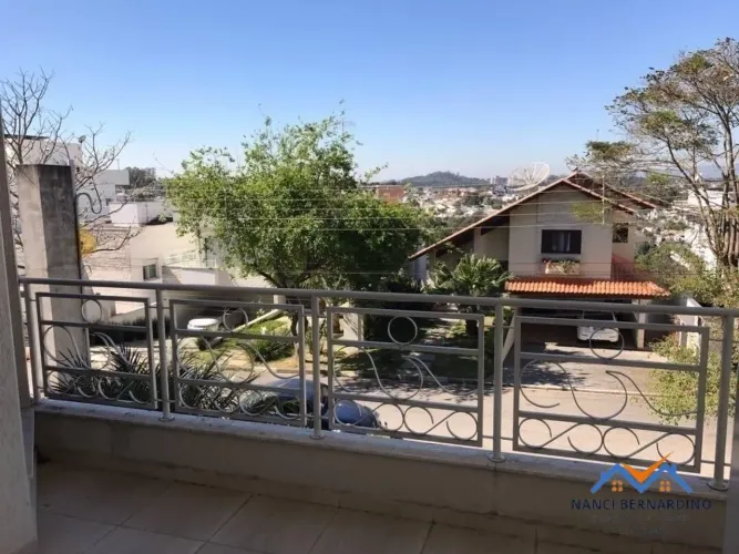 LINDA CASA COM PISCINA EM CONDOMINIO FECHADO DE ARUJA