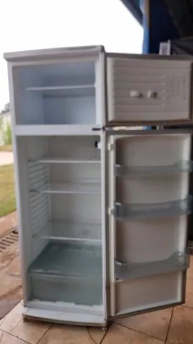 Geladeira duplex 300 litros marca Dako com pequeno detalhe no rodapé da porta mais funcion