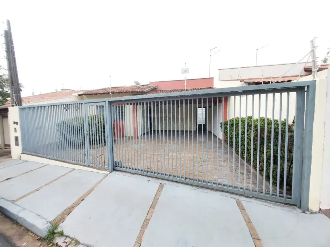 Locação de Casas / Padrão na cidade de Araraquara