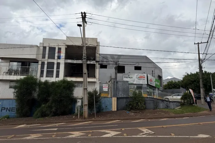 Terreno Esquina inteira a Venda com 2 Apartamentos + 2 Pontos Comerciais.