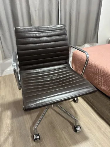 Cadeira EA335 Original da marca Herman Miller