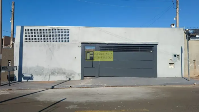 Casa para locação no Fraternidade com 2 quartos, 2 banheiros e 3 vagas de garagem.