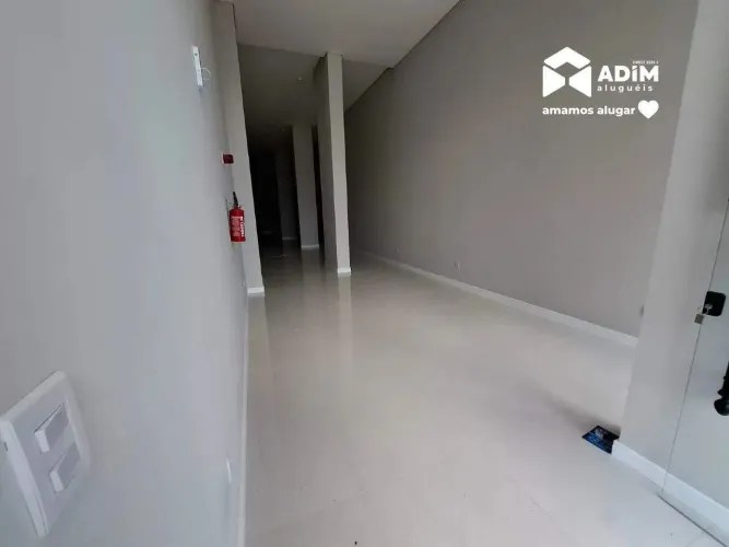 Sala comercial para aluguel no Centro de Itapema 123 m², 1 vaga e 1 banheiro