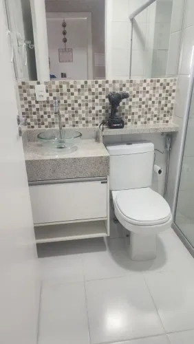 Pia para banheiro/lavabo pedra branco Siena + cuba sobrepor + armário branco em MDF. Usado