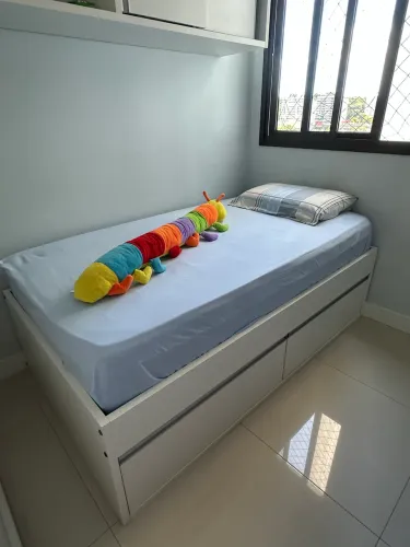 Linda cama de solteiro juvenil com 2 gavetões