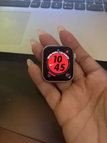 Apple Watch SE GPS Caixa estelar de alumínio - 40 mm ? Pulseira esportiva estelar - P/M