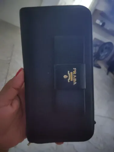Uma carteira da Prada bem conservada