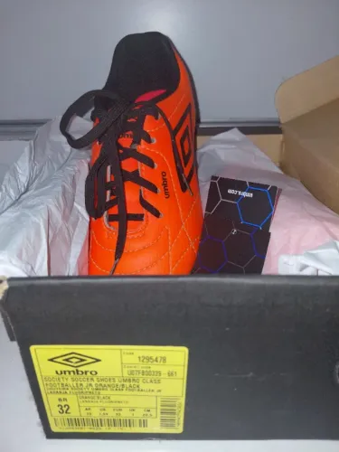 Chuteira Society Umbro - BR 32 (semi novo)