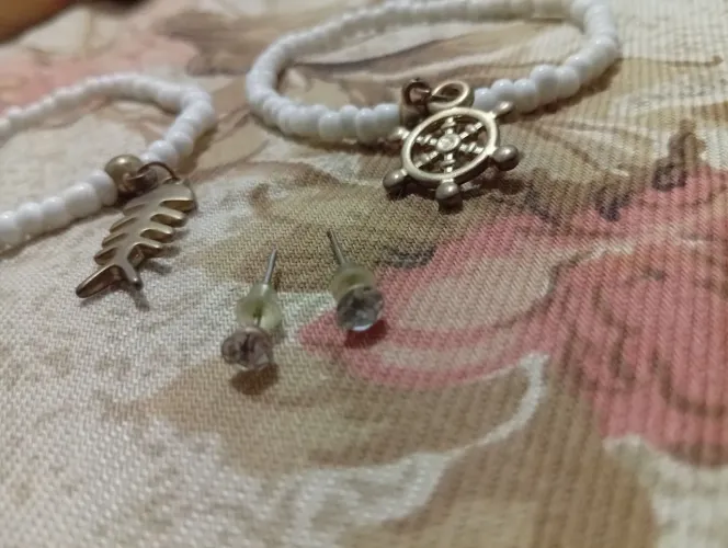 Kit Acessórios: Pulseiras de Miçangas com Pingentes + Brincos Ponto de Luz