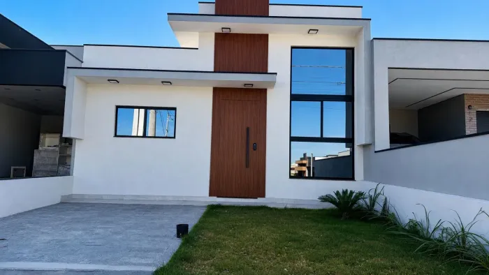 CASA COM PISCINA NO VILLAGIO IPANEMA