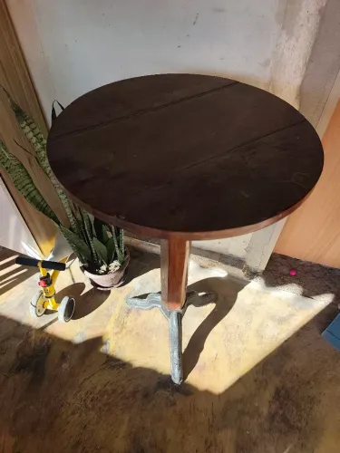 Mesa bistrô em madeira maciça