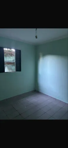 Aluga-se casa em vila Brasília
