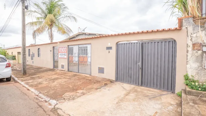 Casa em lote de 500 m2 com mais duas construções a venda Vila Itatiaia, Goiânia, GO