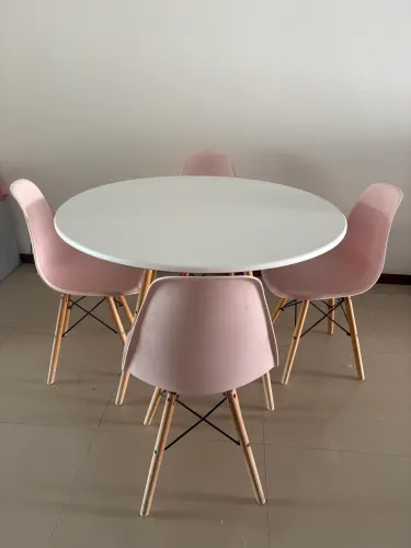 Mesa redonda branca + 4 cadeiras rosa