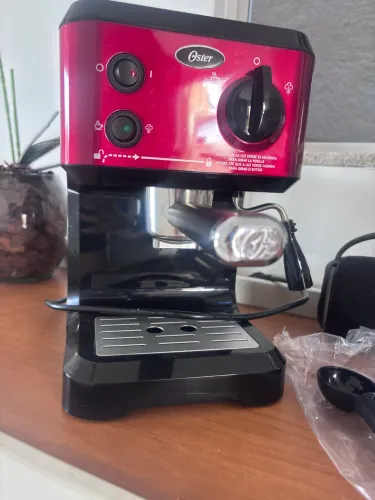 Cafeteira semi nova, usada apenas uma única vez.