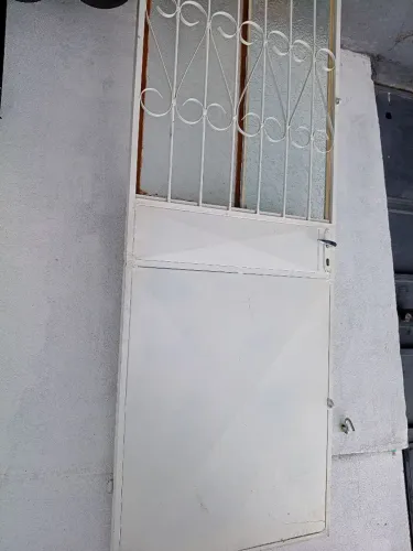 Porta de ferro branco
