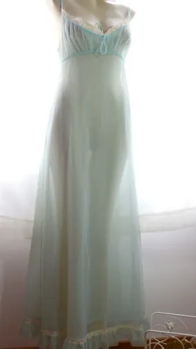 Camisola vintage azul água linda com detalhes em renda