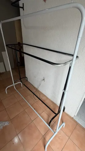 ARARA DE ROUPAS
