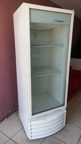 Expositora de bebidas Metalfrio 220v Entrego