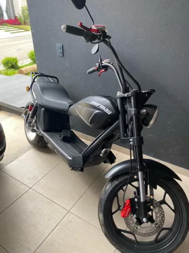 Moto elétrica da Mormaii - estilo Harley Davidson