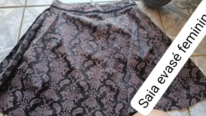 Saia evase feminino