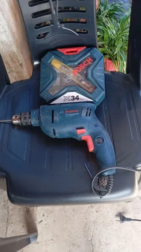 Furadeira de impacto Bosch e seus acessórios + pistola de pintura elétrica.
