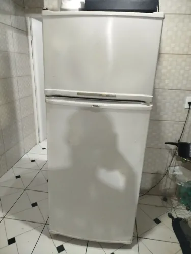 Vendo geladeira funcionando normalmente 