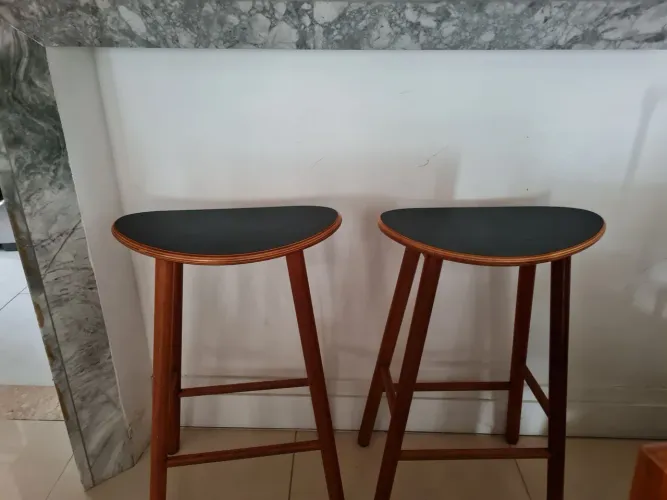 Lindos bancos de madeira para uso em balcão!