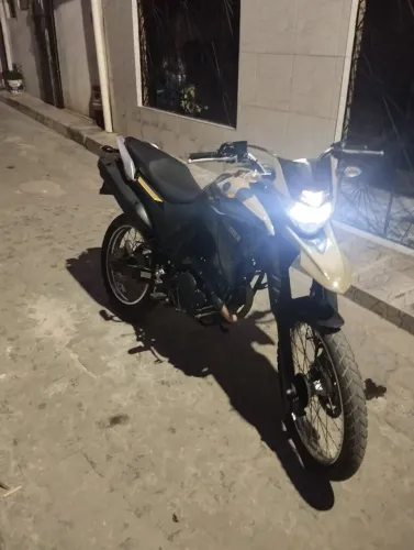 Moto Lander pouco quilômetro rodado 