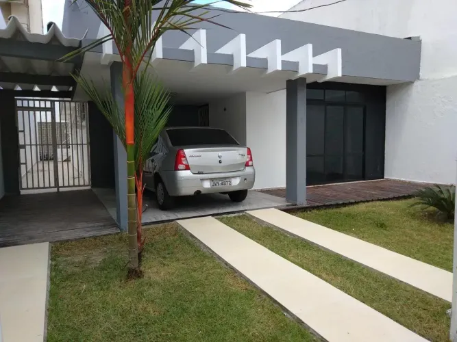 VENDO CASA EM VILA FECHADA, COM 4/4, SENDO 1 SUÍTE E 2VG NO MARCO