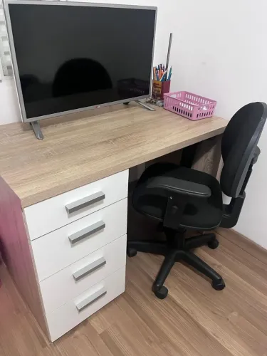 Mesa de escritorio e cadeira