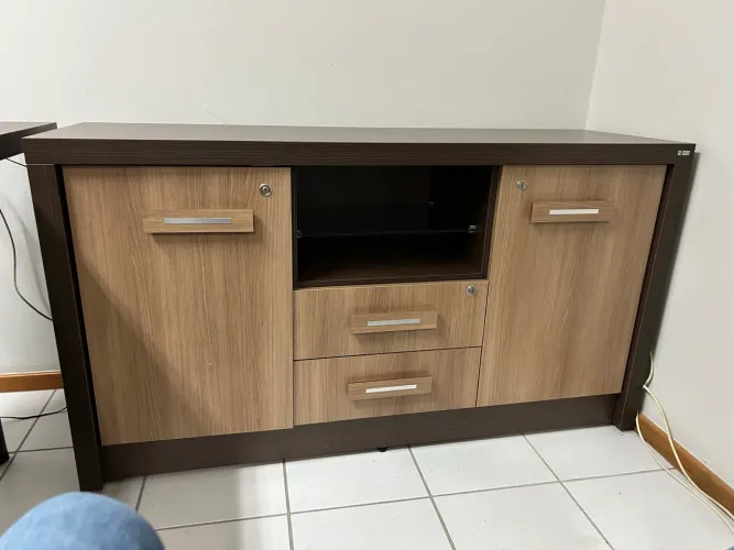 Armário baixo credenza MDF 1,35 x 0,75 x 0,43 m noce para dois lugares muito confortáveis