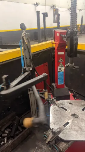 Máquina de desmontar e montar pneus