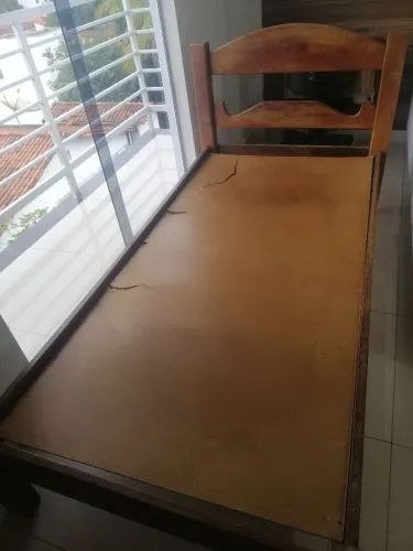 Cama solteiro especial em madeira Mogno Maciço, cabeceira trabalhada, acomp. de colchäo