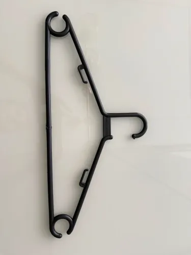 Cabide de plástico reforçado